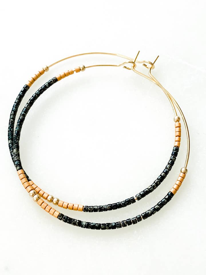 Kat Hoops | Karmelachtig en zwart schildpadschild | Japanse Miyuki voor wholesale door Aves + Brit | Handmade Midwest Modern Jewelry