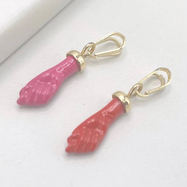 Pendentif Figa Hand en émail coloré rempli d'or 18 carats pour la vente par Luxus Accessories