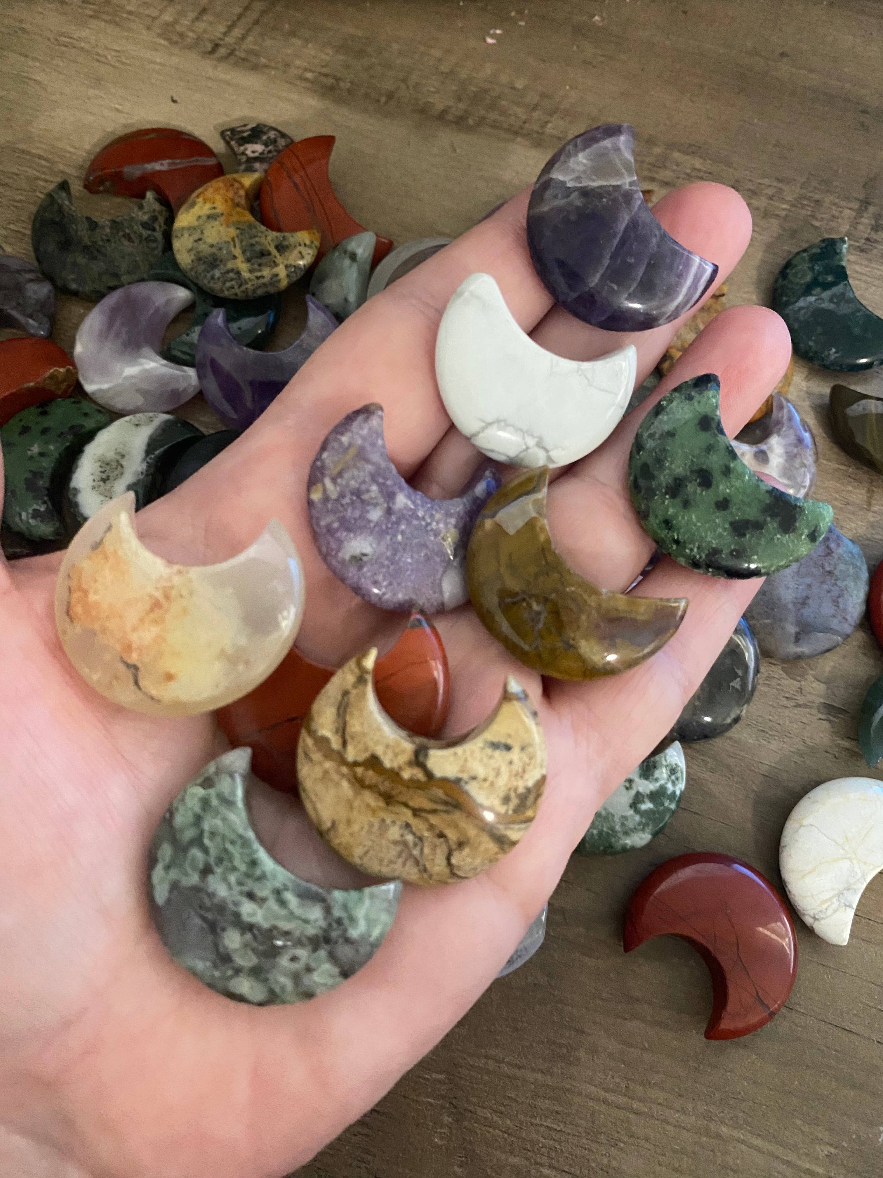 Moon River Designs - Vente Pierre et cristal de spiritualité - Demi-lunes mystérieuses en cristal Lunes en cristal sculptées à la main1