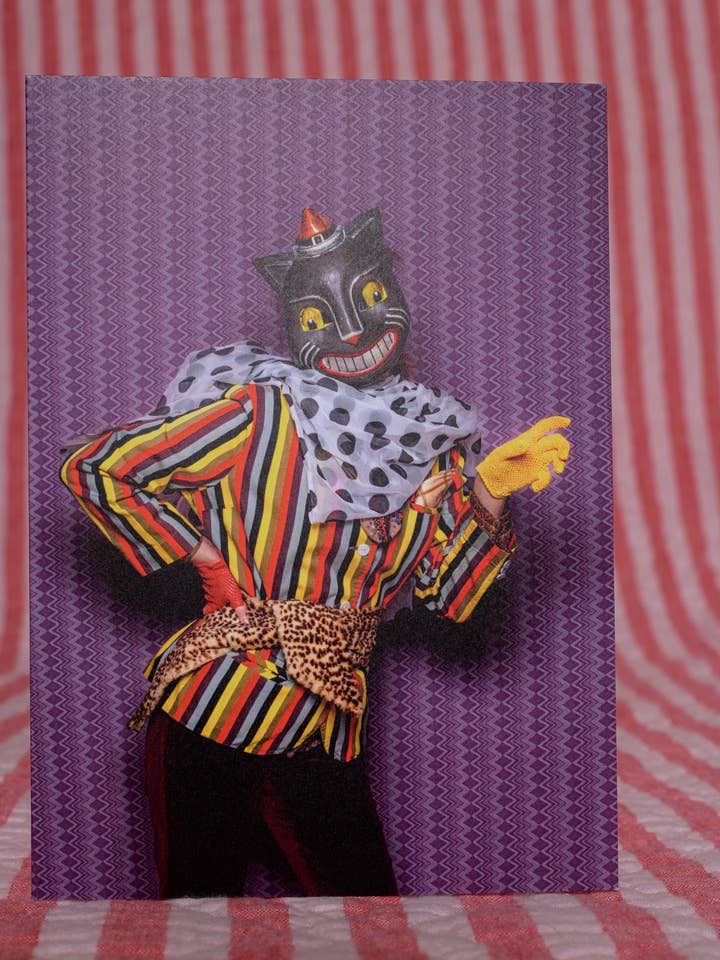 Carte de vœux d'Halloween Masque de chat Photographie drôle et humoristique pour la vente par The Velvet Big Top