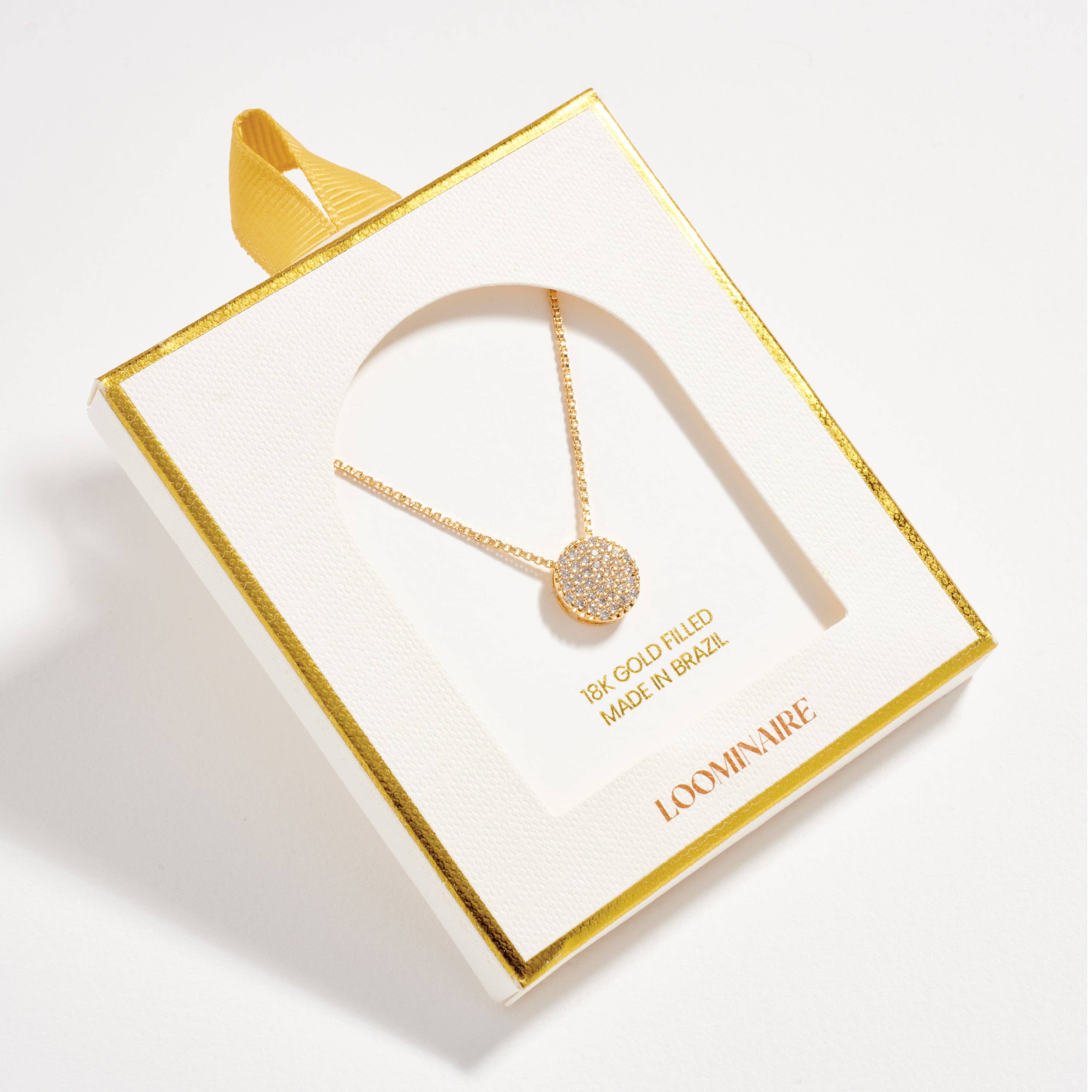 GD Colar com Pendente de Disco Banhado a Ouro com Zircónia Cúbica para venda a revendedores na Faire4