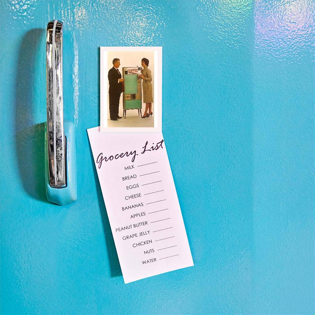 Found Image Press – wholesale Magnet – Magnet AC-155 står vid kaffeautomaten1