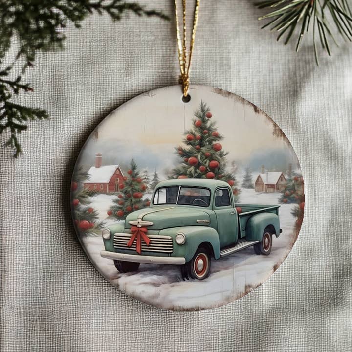 Ornement de Noël en céramique Camion Bleu, Étiquette Cadeau Unique pour la vente par Fernville Creations