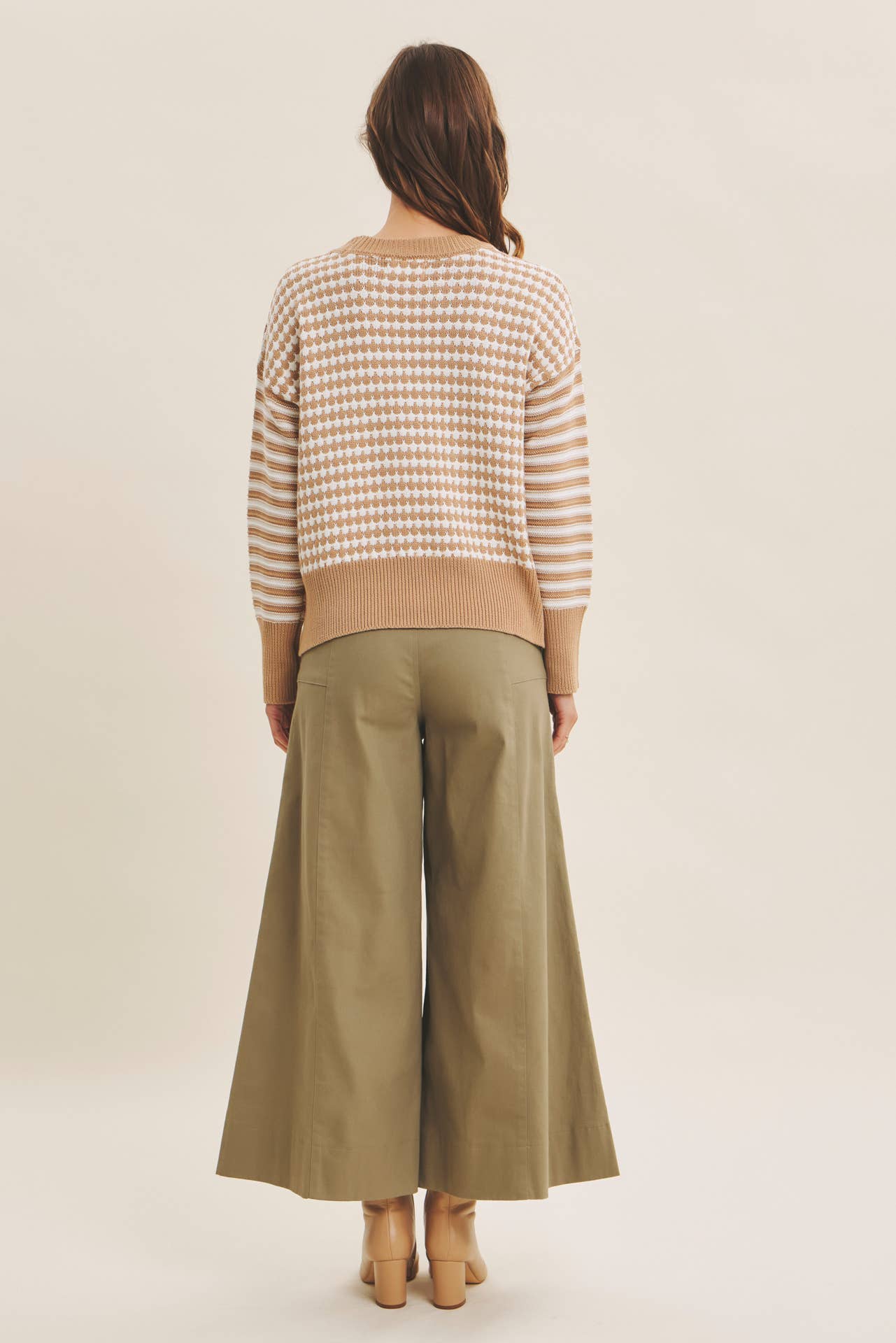 in february - Vente Jean – femme - PANTALON COURT À JAMBES LARGES ET TAILLE HAUTE EXTENSIBLE23