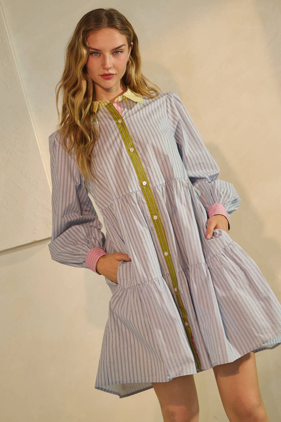 Blaue Kombo Plus gestreiftes, gestuftes Hemdkleid mit Knopfleiste für den Großhandel auf Faire2