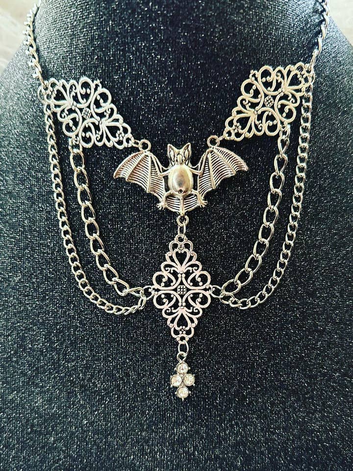 Tour de cou en forme de chauve-souris victorienne pour la vente par Ritual Chains