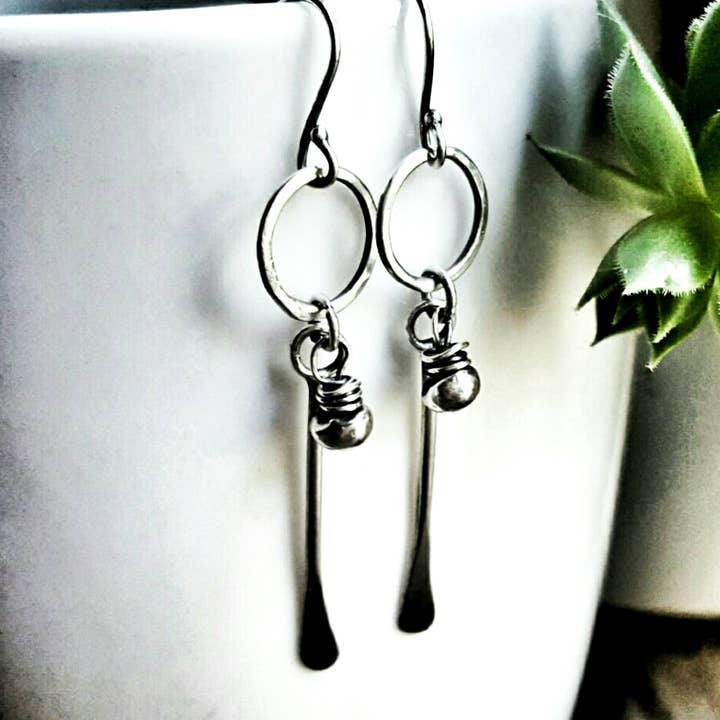 Boucles d'oreilles Tribal Modern en argent sterling avec cercle et tige longue pour la vente par Andewyn Moon
