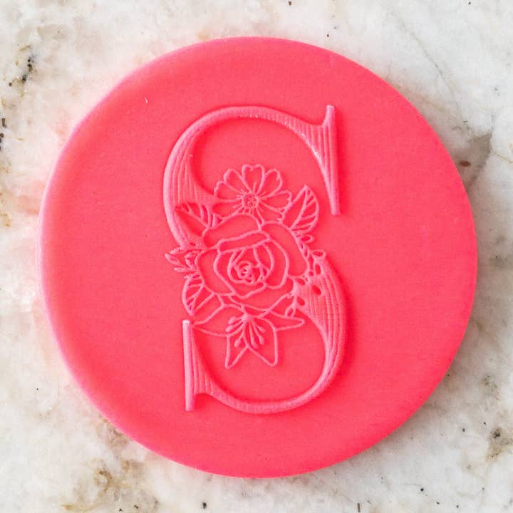 Tampon à embosser escamotable à motif floral, lettre S, biscuit pour la vente par Cut Bake Stamp