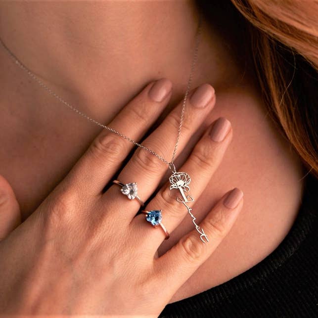 JoyPersonalized - Vente Colliers à pendentif - Collier prénom vertical avec fleur de naissance délicate1