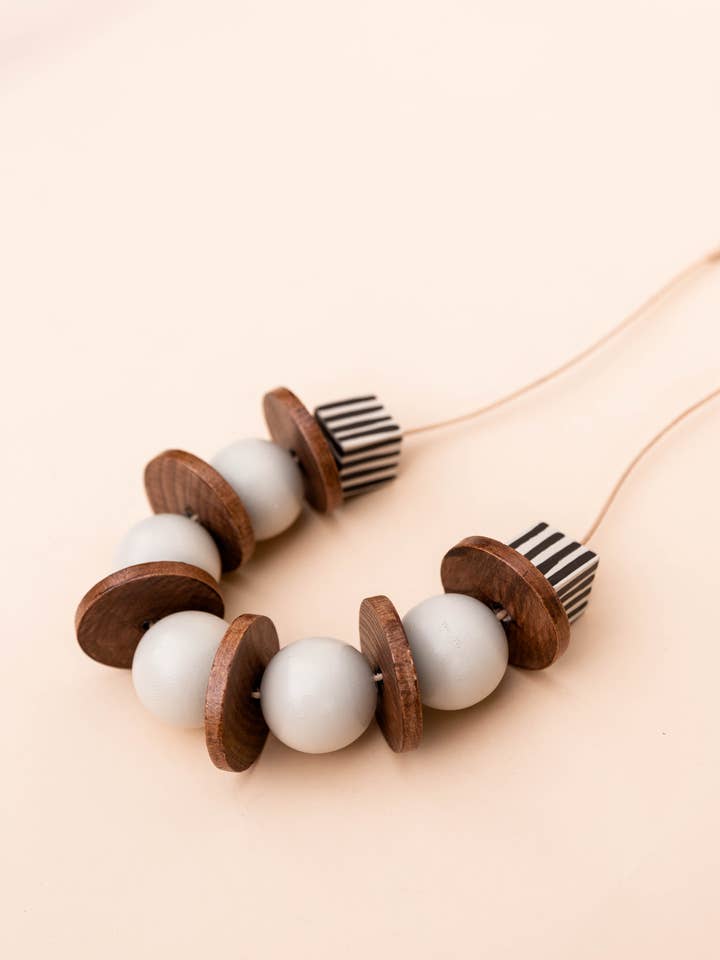 Collana con perline in legno - Ligne per la vendita all'ingrosso da parte di R-KI-TEKT