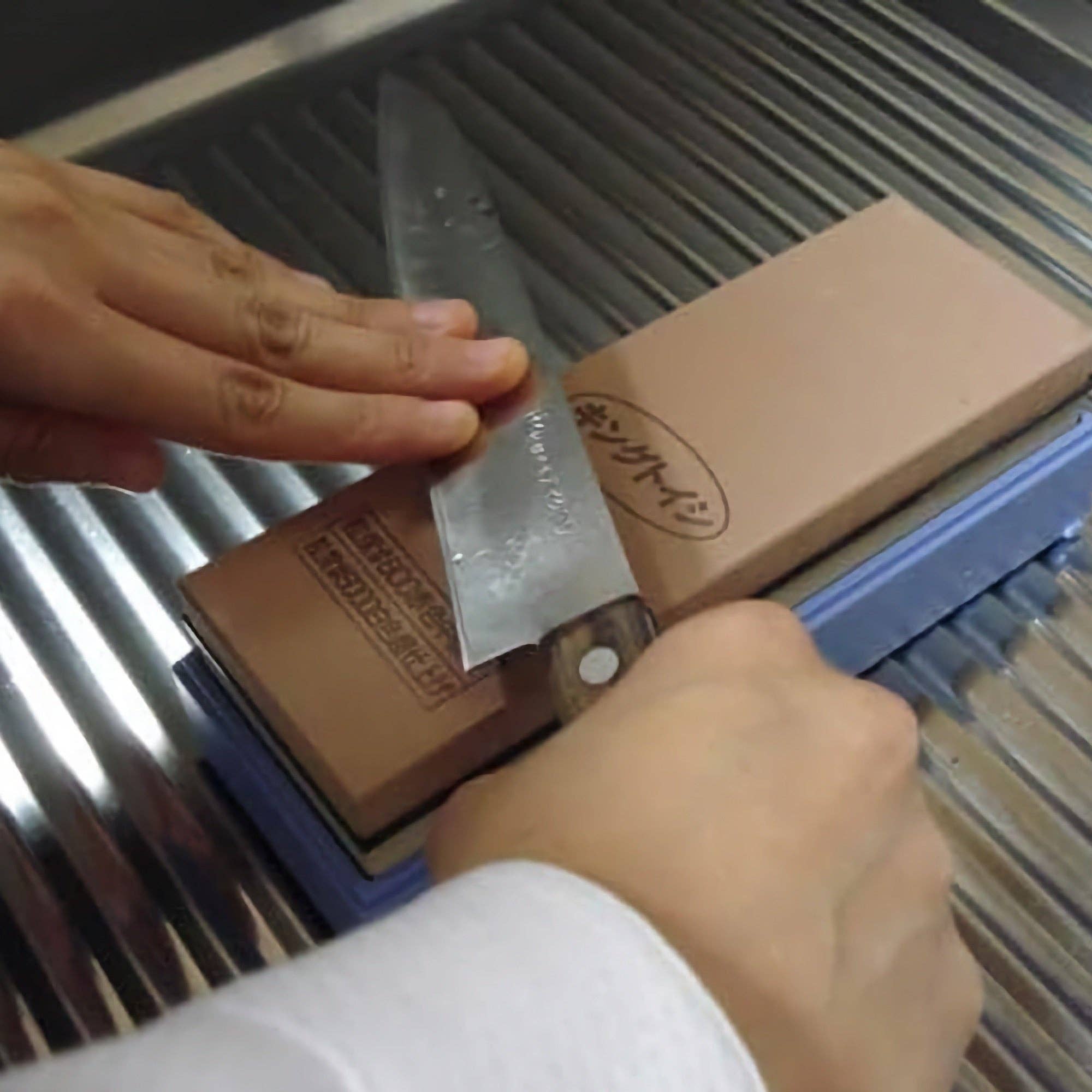 Ginza Steel - Wholesale Knife Sharpener - King Deluxe 1000 Grit Sharpening Stone – Medium Grit Whetstone – Made in Japan3