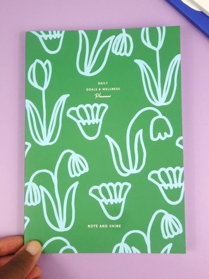 Daglige mål og Wellness Planner (grønne og blå blomster) for engroshandel hos Note and Shine