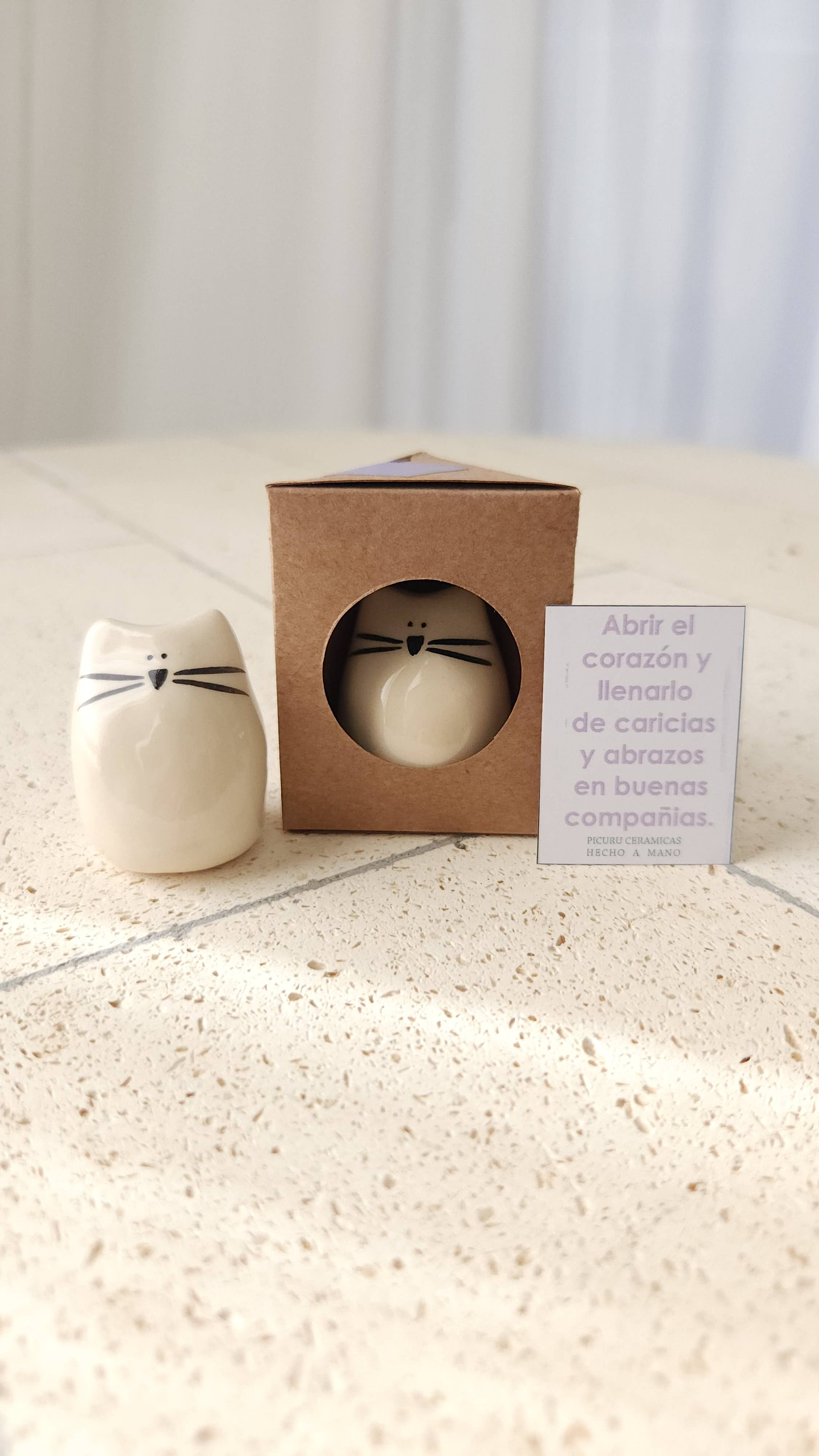 Picuru ceramicas – wholesale Dekorativ statyett – Kattunge amulett för mys (på 5 språk)2