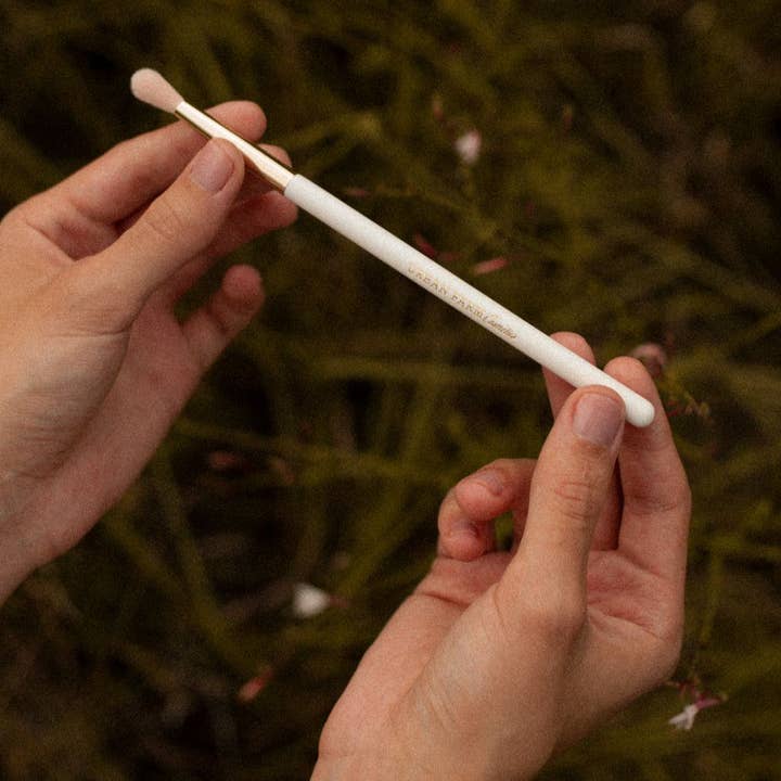 Pinceau à paupières doux pour le pli pour la vente par Urban Farm Apothecary & Urban Farm Cosmetics