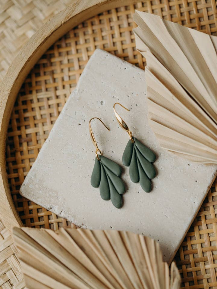 AVI - Polymer Ton Ohrringe in Dunkelgrün für den Großhandel von walnutandcherry