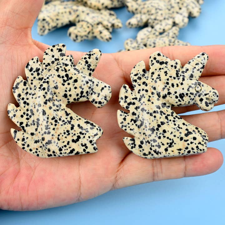 Figurine de 2 po en forme de licorne naturelle en jaspe dalmatien de Dalmatie pour la vente par ilovebeadsusa
