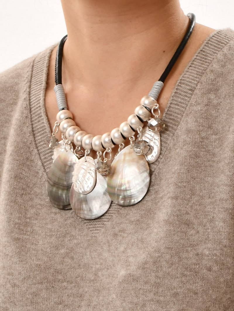 Victoria Moda - Wholesale Bib Necklace - Short necklace with shell plaques0