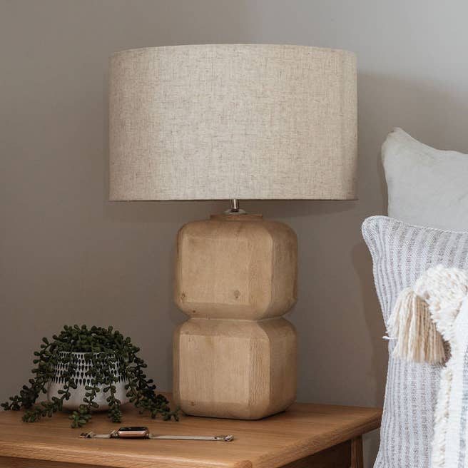 Pensford, Lampada da Tavolo in Legno Intagliato Medio con Paralume Beige per la vendita all'ingrosso da parte di Arthur Cameron