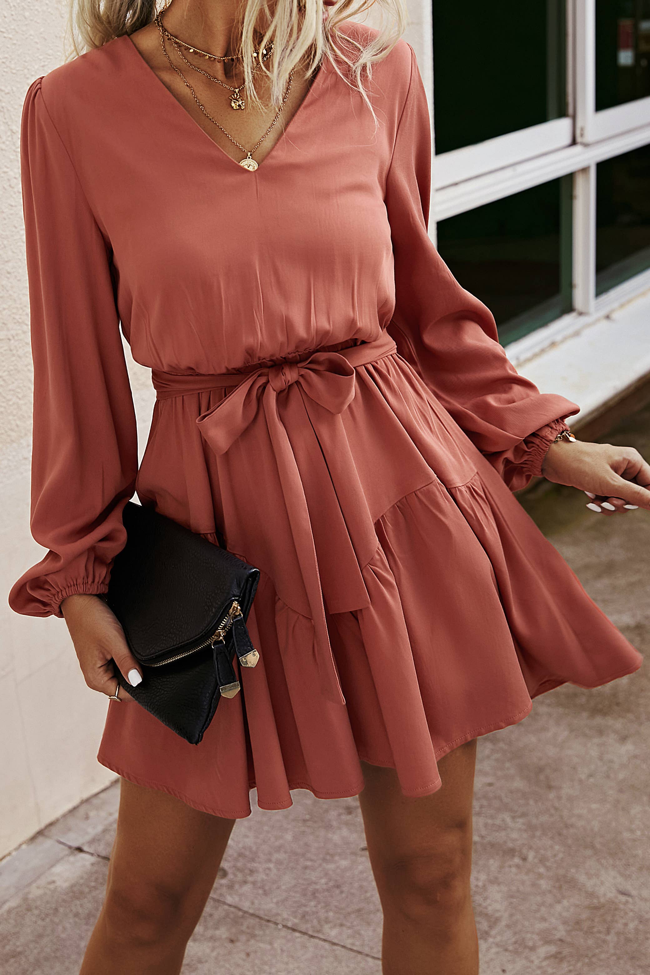 eLook – Großhandel Kleid – Damen – SZ1-DR6095 Langarmkleid mit V-Ausschnitt und Gürtel1