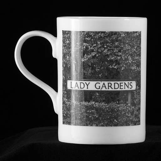 Lady Gardens - Mug en porcelaine fine pour la vente par Lesser Spotted Images Ltd