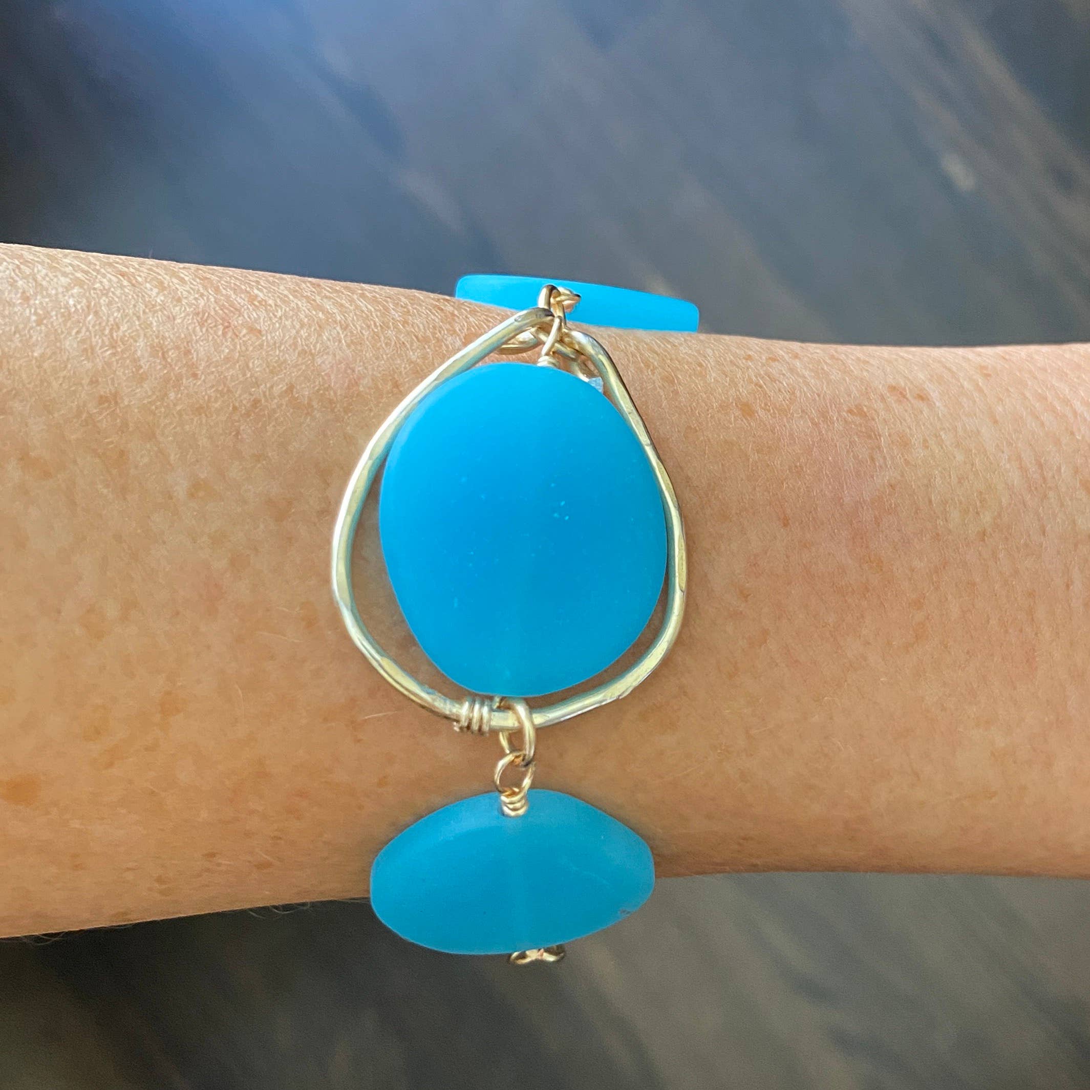 Marble Designs Jewelry - Vendita all'ingrosso Braccialetto con ciondolo/pendente - Bracciale con Cornice Martellata in Oro Vetro Satinato Blu Opaco3