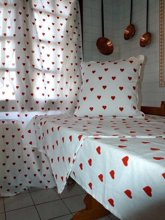 Bordslöpare med hjärtdesign på vit bakgrund och bomull för wholesale av Sandra Adrubau