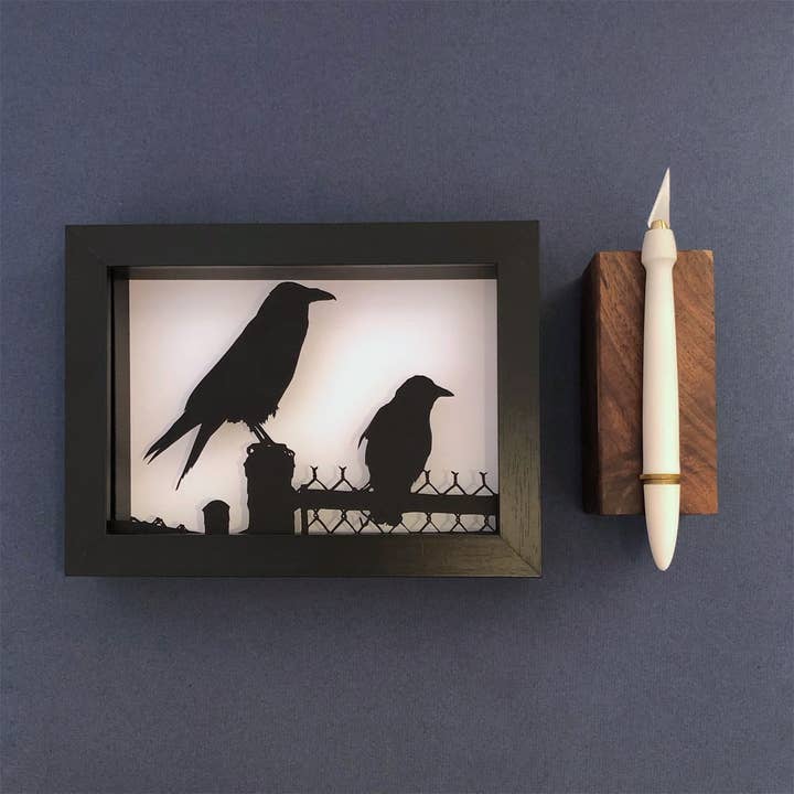 Carta intagliata a mano incorniciata - Silhouette di corvo e corvo per la vendita all'ingrosso da parte di Squirrel Tacos Papercuts