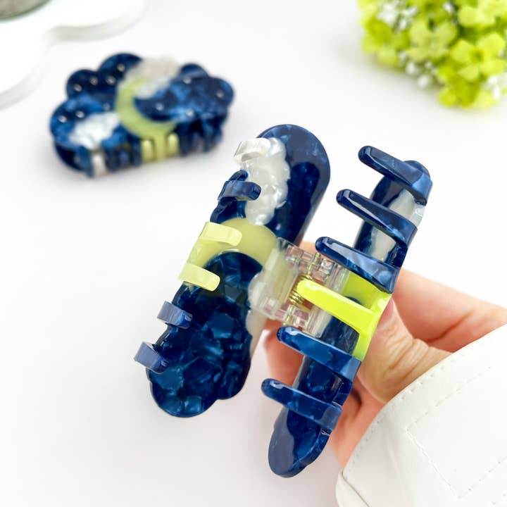 Blu Clip per capelli in acetato con strass a forma di luna e nuvola sotto il cielo stellato. in vendita all'ingrosso su Faire3