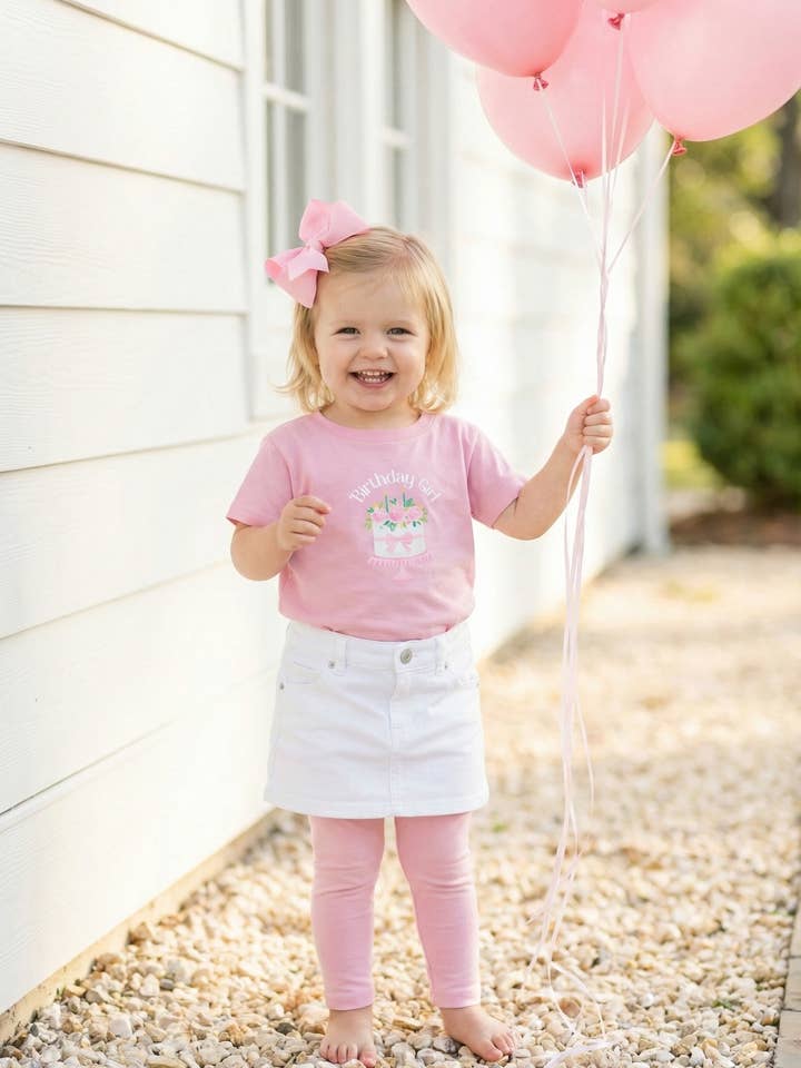 Camiseta Infantil — "Cumpleañera" Camiseta de Bebé con Pastel Floral Rosa para venta al por mayor de Pearly Peach