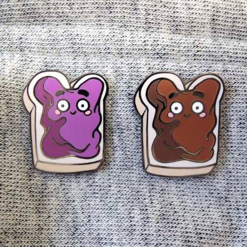 Épingle en émail dur au beurre de cacahuète et à la gelée pour la vente par Leon Römer Illustraties