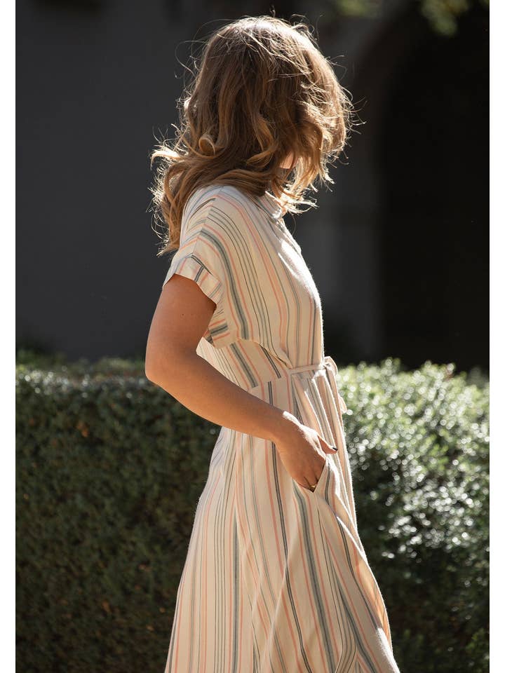 Naturel/Sauge Robe longue rayée à manches courtes et col en vente sur Faire11