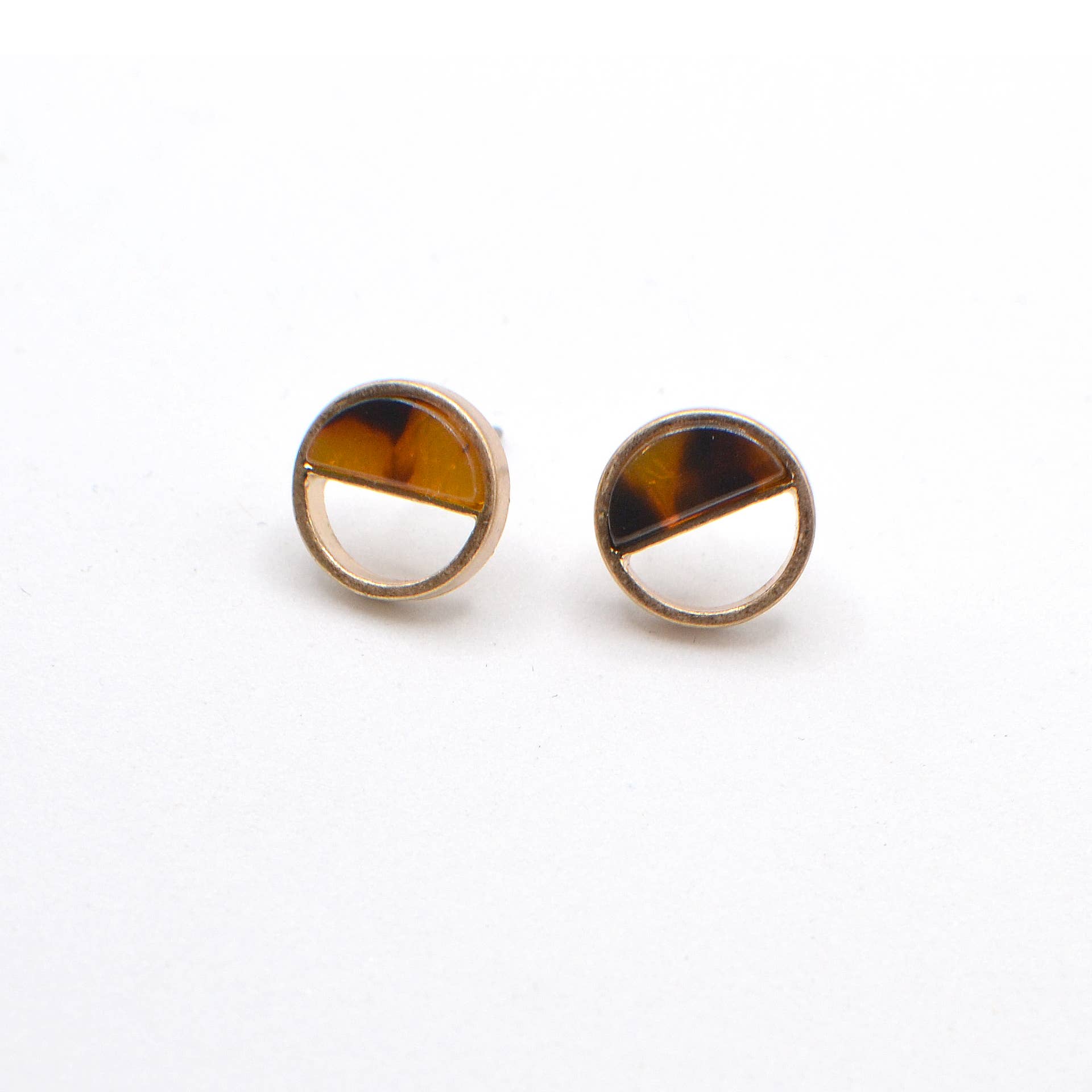 StarryNYC - Venta al por mayor Pendientes de botón/aretes de poste - Aretes Howlite con botones cepillados y corte redondo7