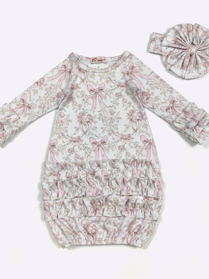 Robe de bébé bouquet nœud blush pour la vente par Clover Cottage