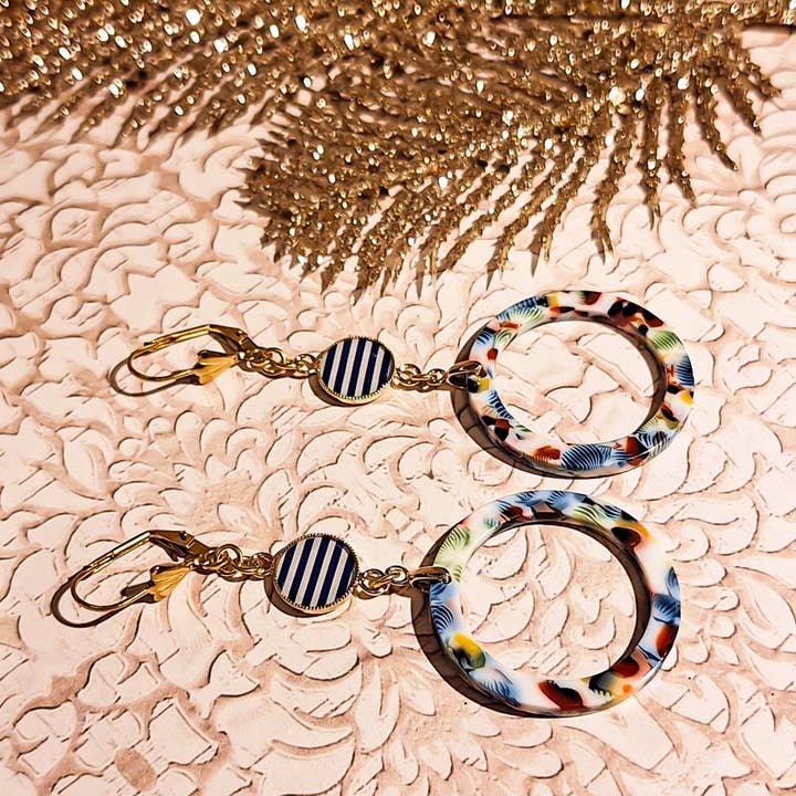 Orecchini boho marini a righe blu bianco dorato boho chic per la vendita all'ingrosso da parte di Lydée Déco