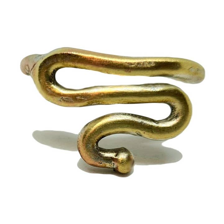 Anello a zigzag in ottone non regolabile per la vendita all'ingrosso da parte di Grinhilda Szendy