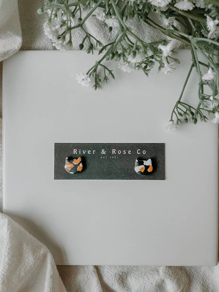 Dainty Cat Studs LERÖRHÄNGEN | Allergivänlig | Hållbar för wholesale av River & Rose Co.