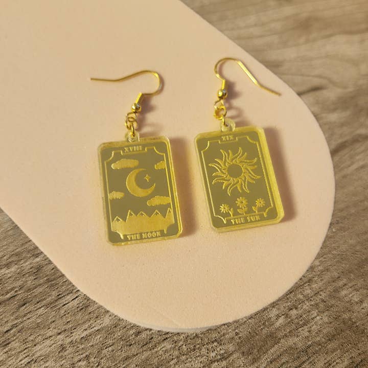 Boucles d'oreilles carte de tarot Sun/Moon pour la vente par Boxford Comma