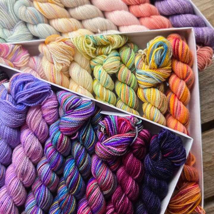 Boîtes à crayons Bridgerton pour la vente par Koigu Wool Designs