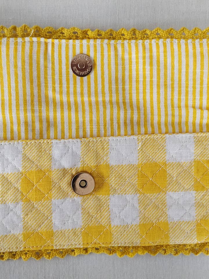 Pochette à crayons en coton jaune à carreaux et rayures pour enfants avec fermeture magnétique et détails en dentelle. pour la vente par Yo Baby