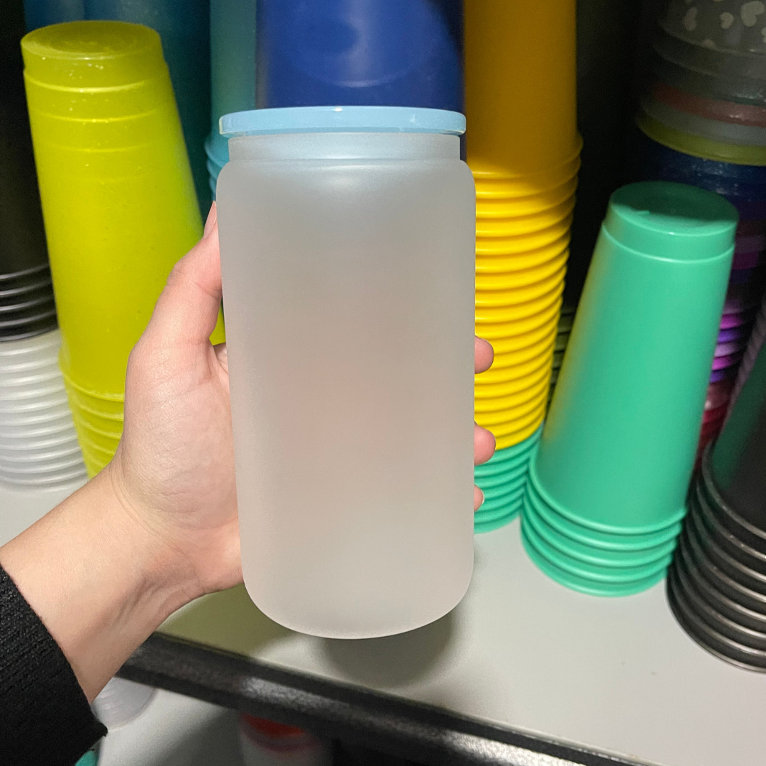 One Stop Cups – Engroshandel Drikkeglas/kop – 16 oz frostede glasdåser med farverige låg1