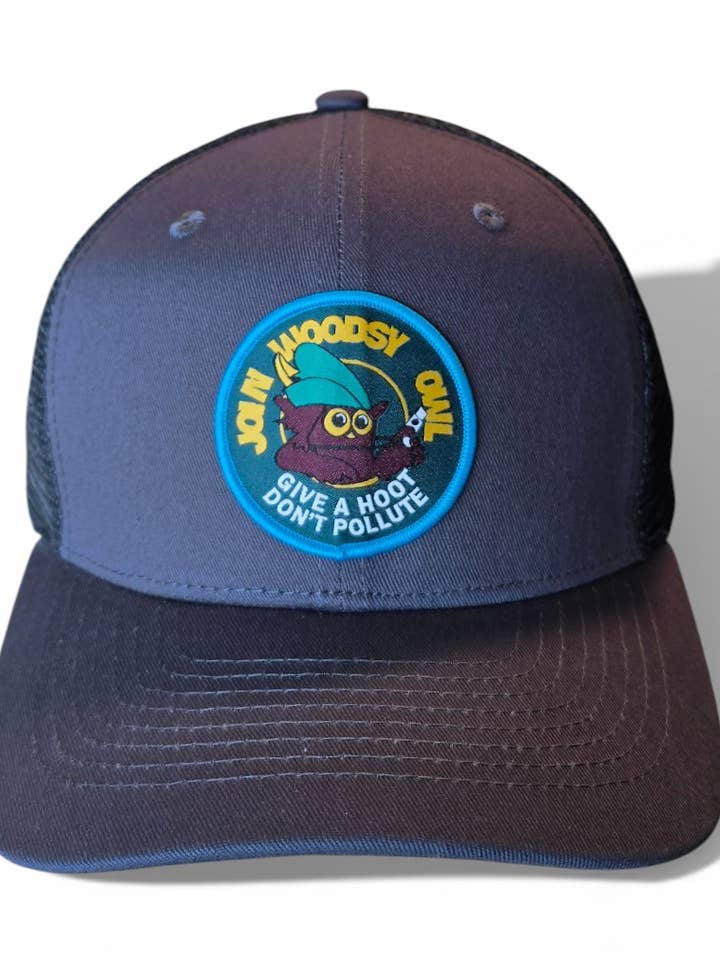 Woodsy Owl "Give a Hoot" Snapback Trucker Kasket for engroshandel hos PNW Apparel