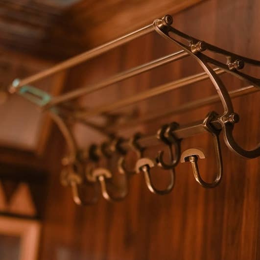 DDecorStore – Großhandel Garderobenständer – Französische Garderobe, Gepäckträger/Zug, Wandhalterung