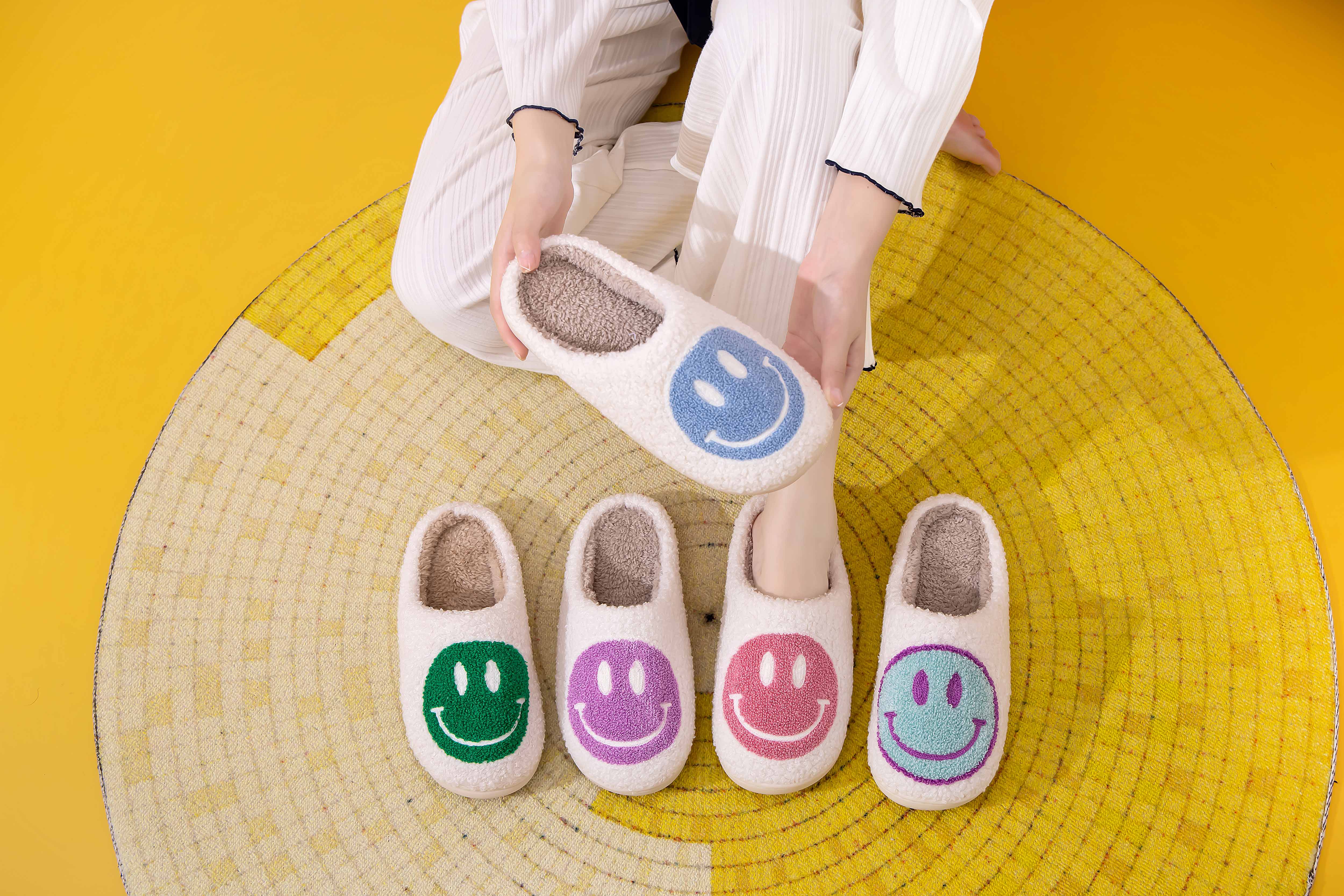 Shop Lev - Vente Chaussons – femme - Chaussons confort à semelle légère en fausse fourrure douce avec visage souriant pour adulte12