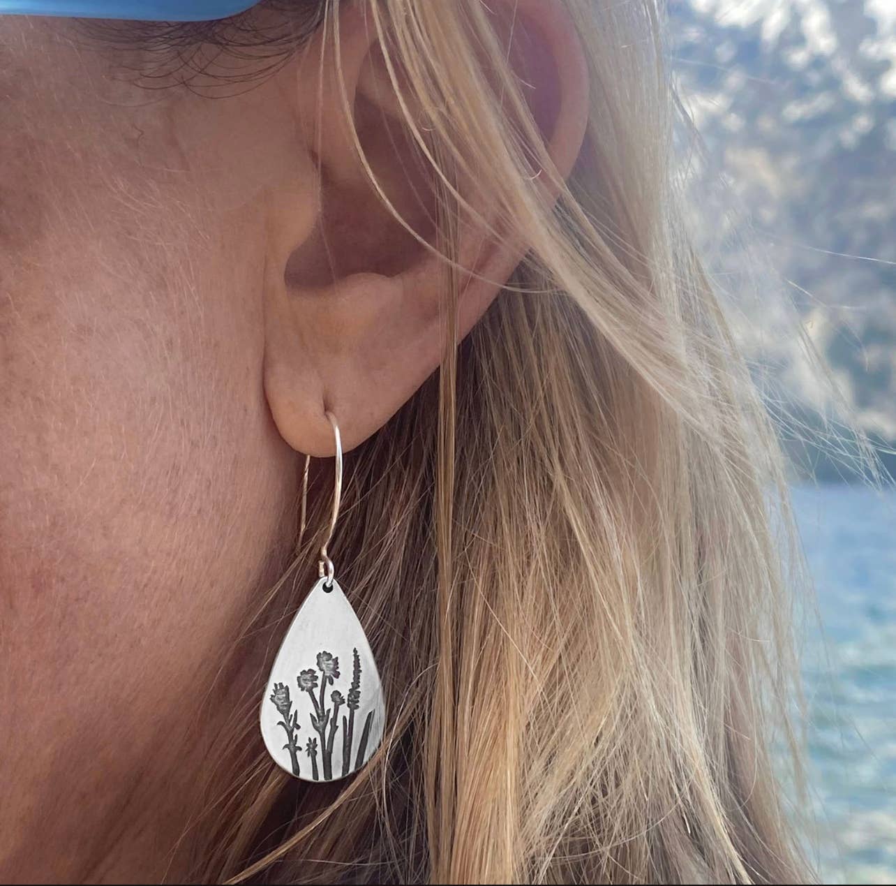 Daphne Lorna - Wholesale Hangende/ronde oorbellen - Wildflower Earrings - eenvoudige druppelvormige oorbellen met bloemen2