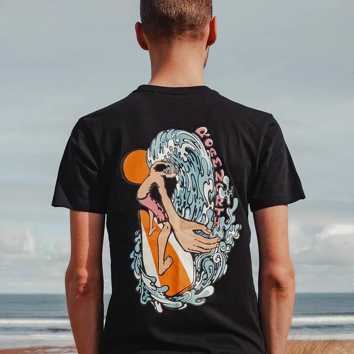 Maglietta da surf RoamNorth Ride the Wave per la vendita all'ingrosso da parte di RoamNorth