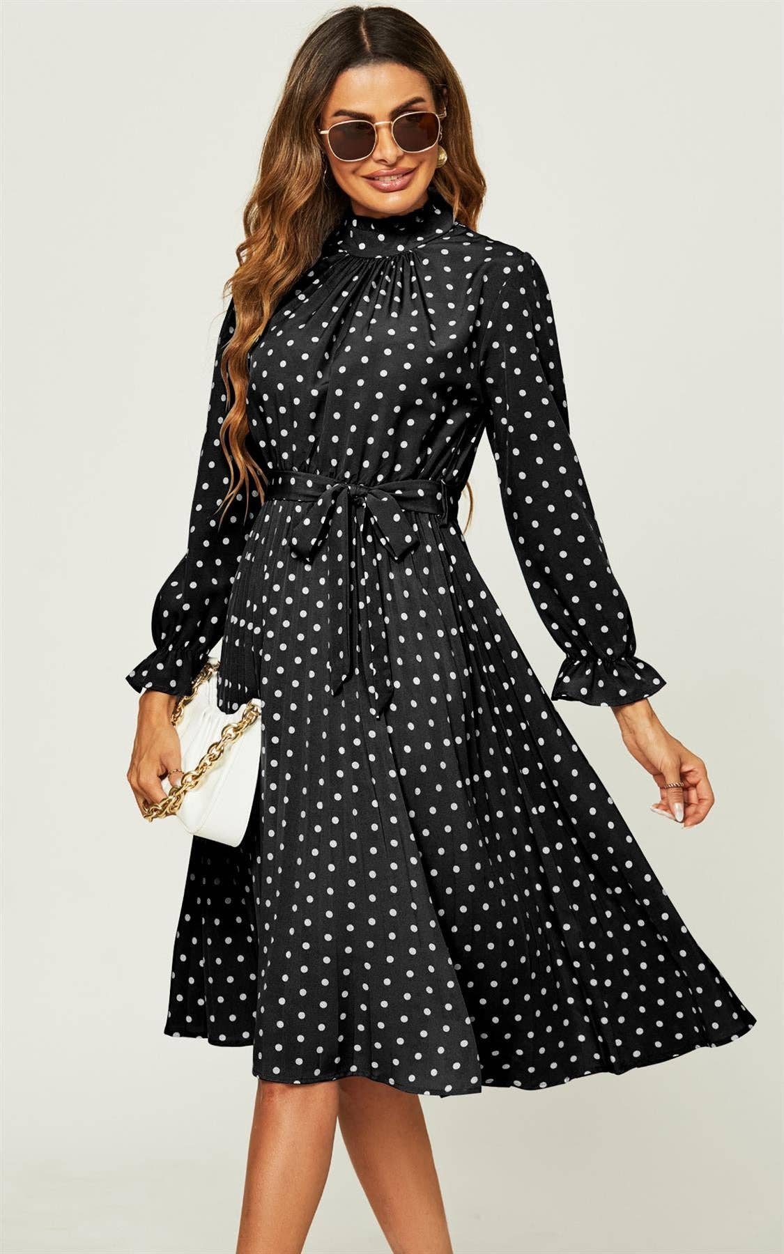 FS Collection (Germany) - Venta al por mayor Vestido - Mujer - Vestido midi con cuello alto, detalle de volante y falda plisada en negro con lunares.0