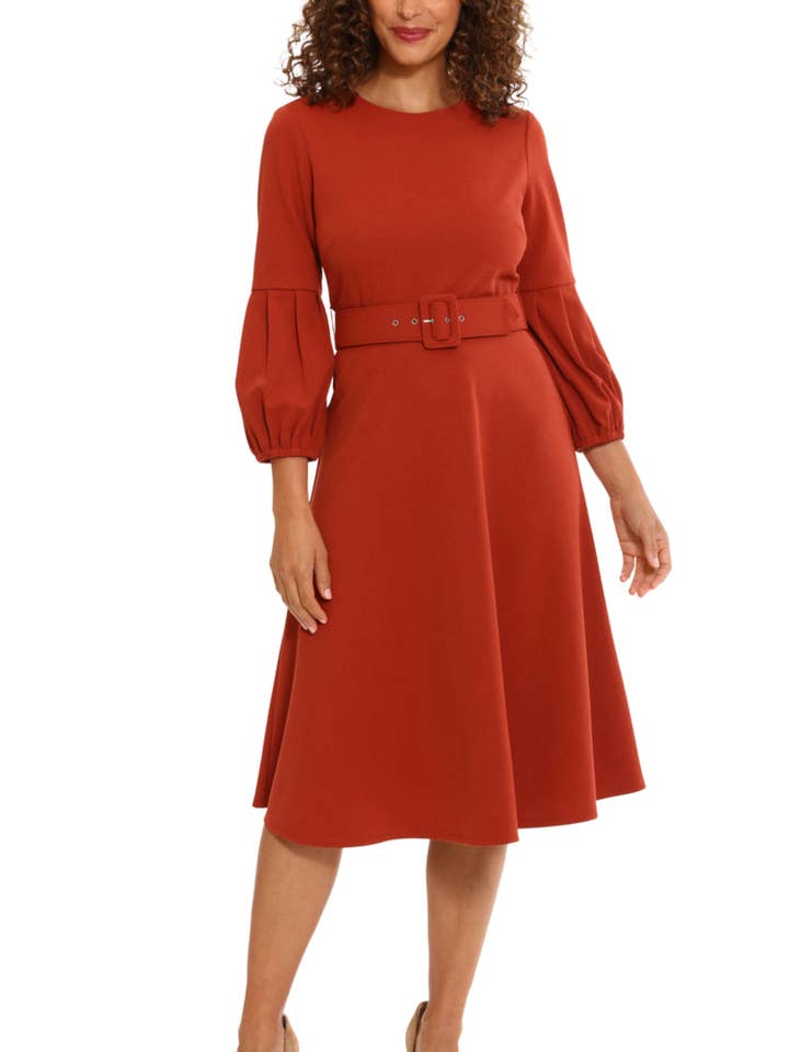 Robe ceinturée à manches 3/4 et demi-plis London Times pour la vente par New Yorker's Apparel