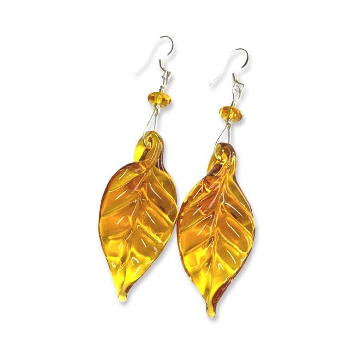 Boucles d'oreilles grandes feuilles jaunes en verre façonné à la flamme avec argent sterling pour la vente par Ironwood Glassworks