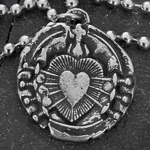 Collier pour homme en forme de cœur immaculé de sept douleurs pour la vente par Johnny Ltd.