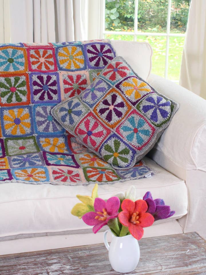 Housse de Coussin au Crochet Carré Granny Floral Tiverton pour la vente par Pachamama Ltd